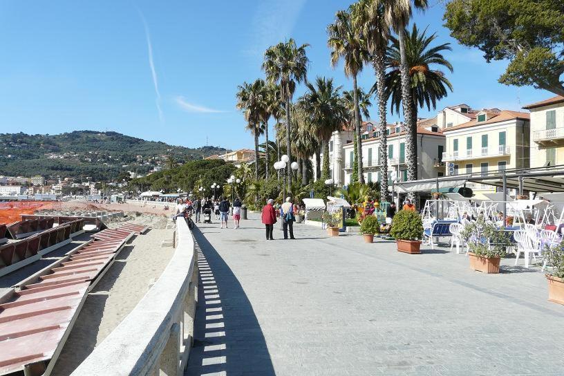 Casa Bisou Italia Wifi Et Parking Free Privato Villa Diano San Pietro Kültér fotó